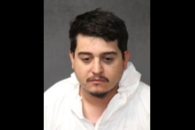 <p>Ismael René Tena, de 27 años, ha sido detenido por disparar mortalmente a dos trabajadores de una tienda de repuestos de automóviles de Nuevo México por una disputa sobre el aceite, dice la policía</p>