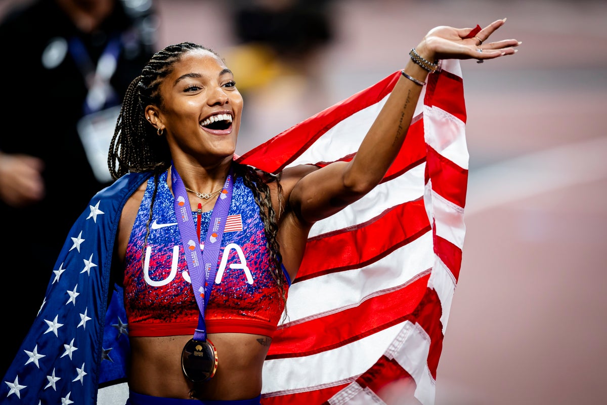 Atletismo Feminino Invade a Times Square: Athlos Traz Competição de Salto em Distância Para as Luzes da Cidade!