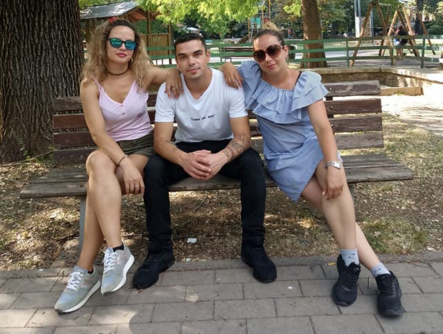 <p>Mr Farruku with his sisters Marsida Keci, left), and Jola Dushku, right</p>