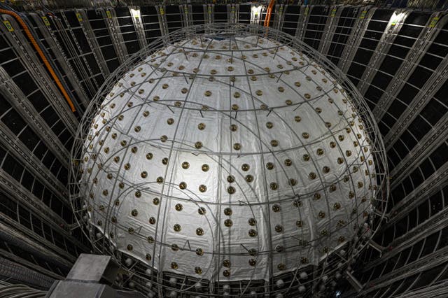 <p>The sphere contains 20,000 tonnes of a substance known as a liquid scintillator</p>