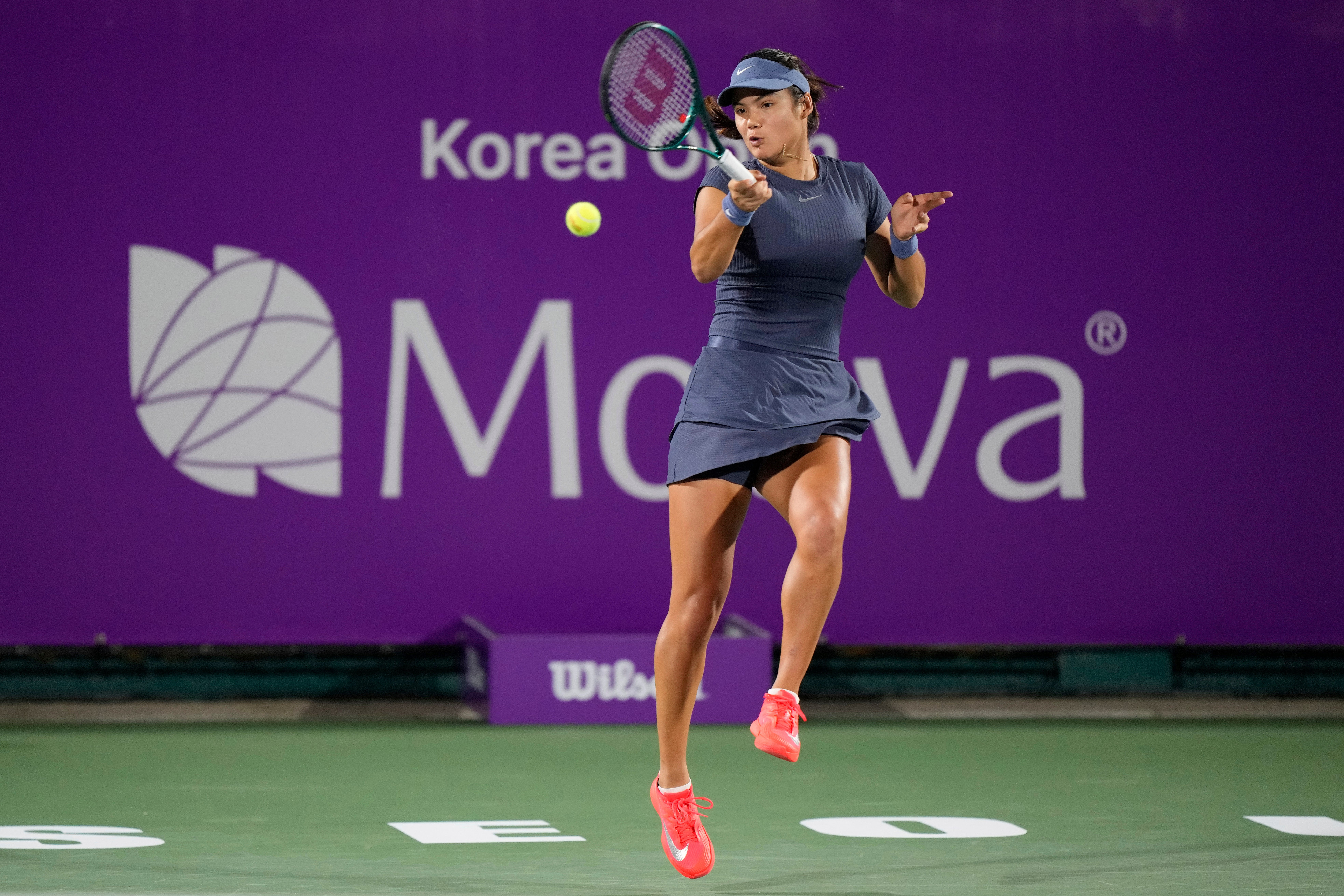 Emma Raducanu ataca un golpe de derecha (Ahn Young-joon/AP)