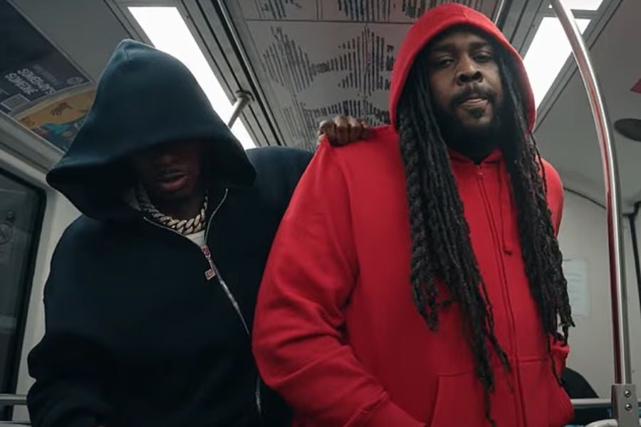 <p>DaBaby (izquierda) recreó el momento en que la refugiada ucraniana Iryna Zarutska murió apuñalada a bordo del tren ligero de Charlotte en su video musical para ‘Save Me’</p>