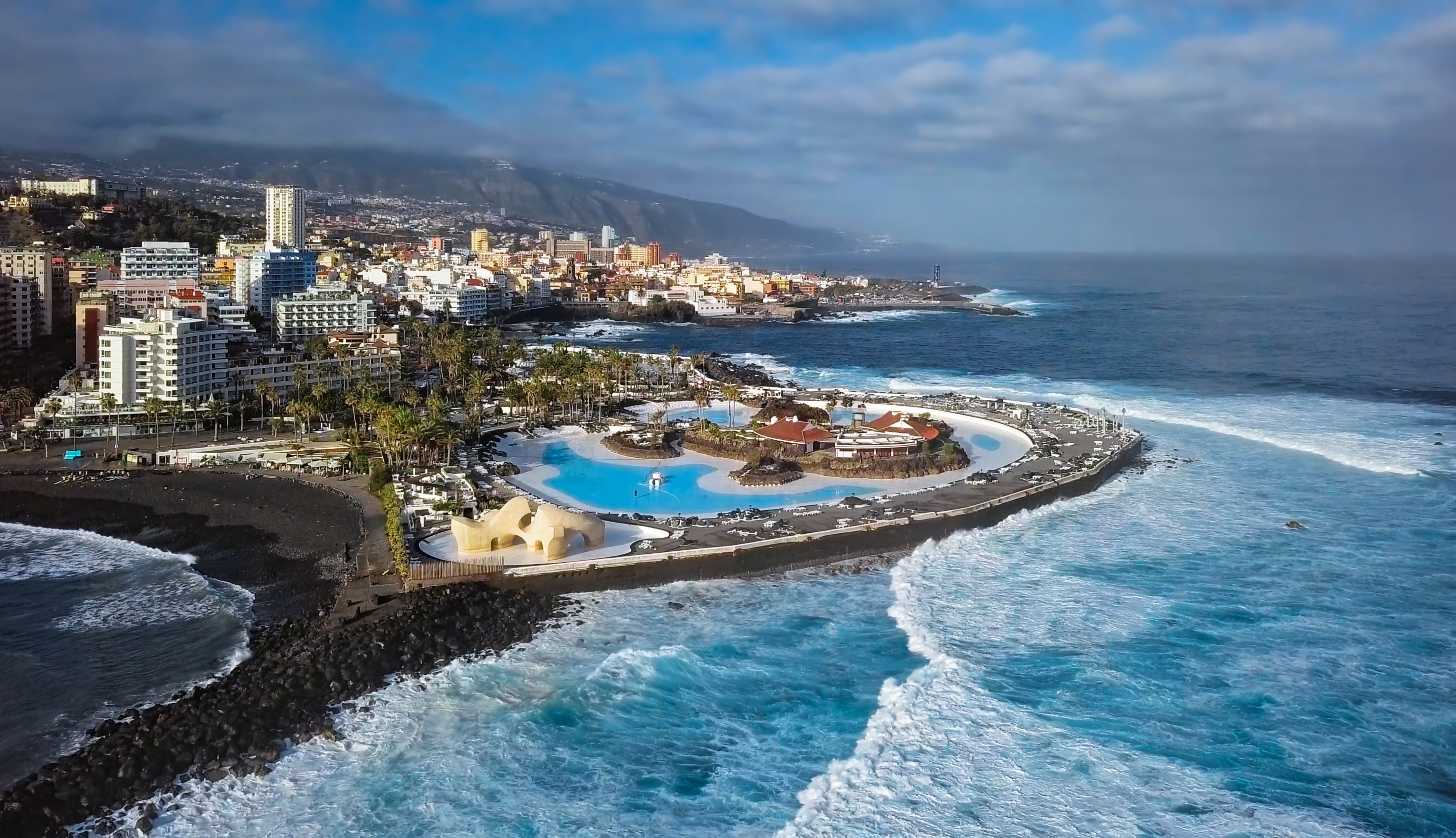 A wave swept 10 people into the sea at Puerto de la Cruz in northern Tenerife