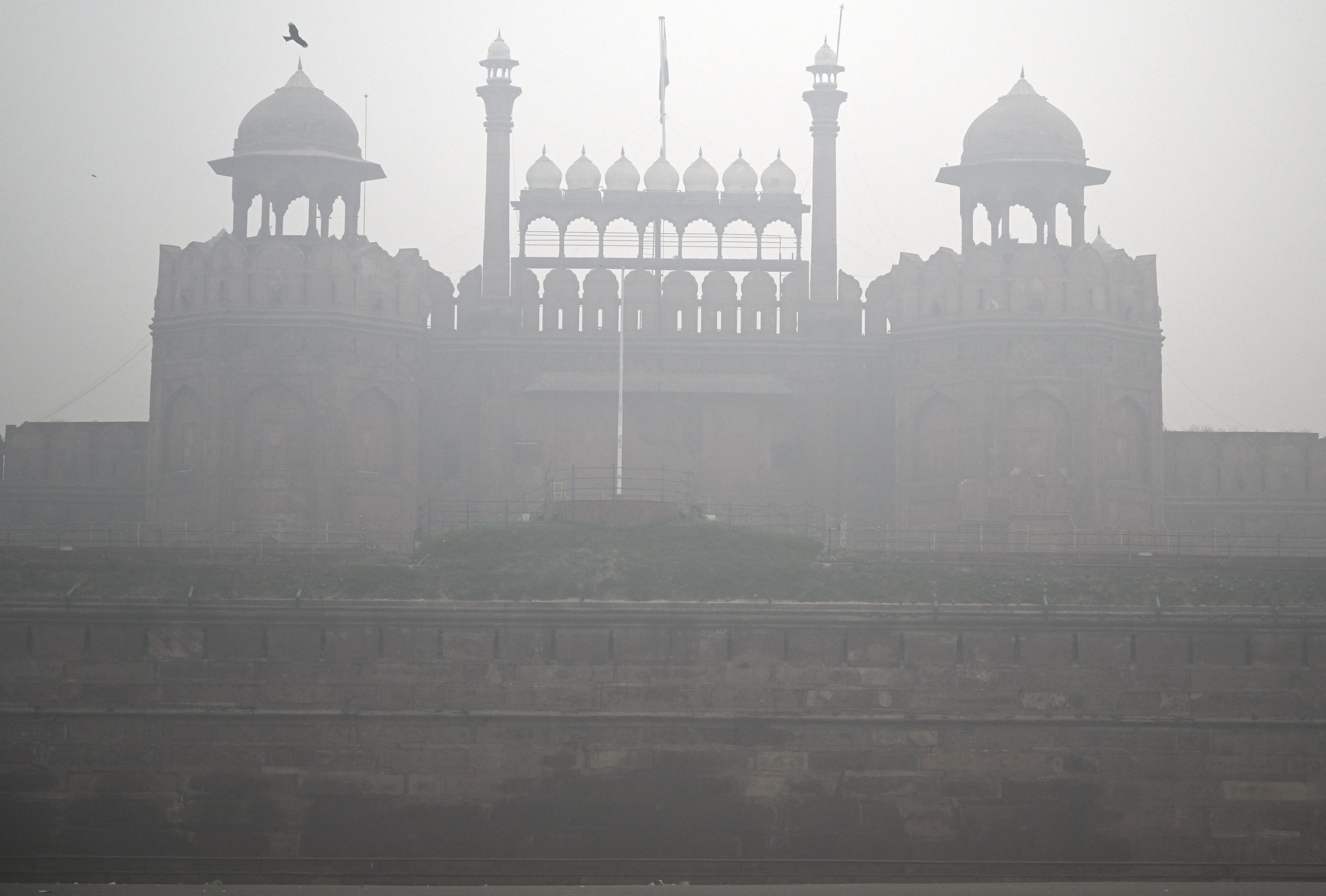 <p>File. Thick smog engulfs the Red Fort in Delhi </p>