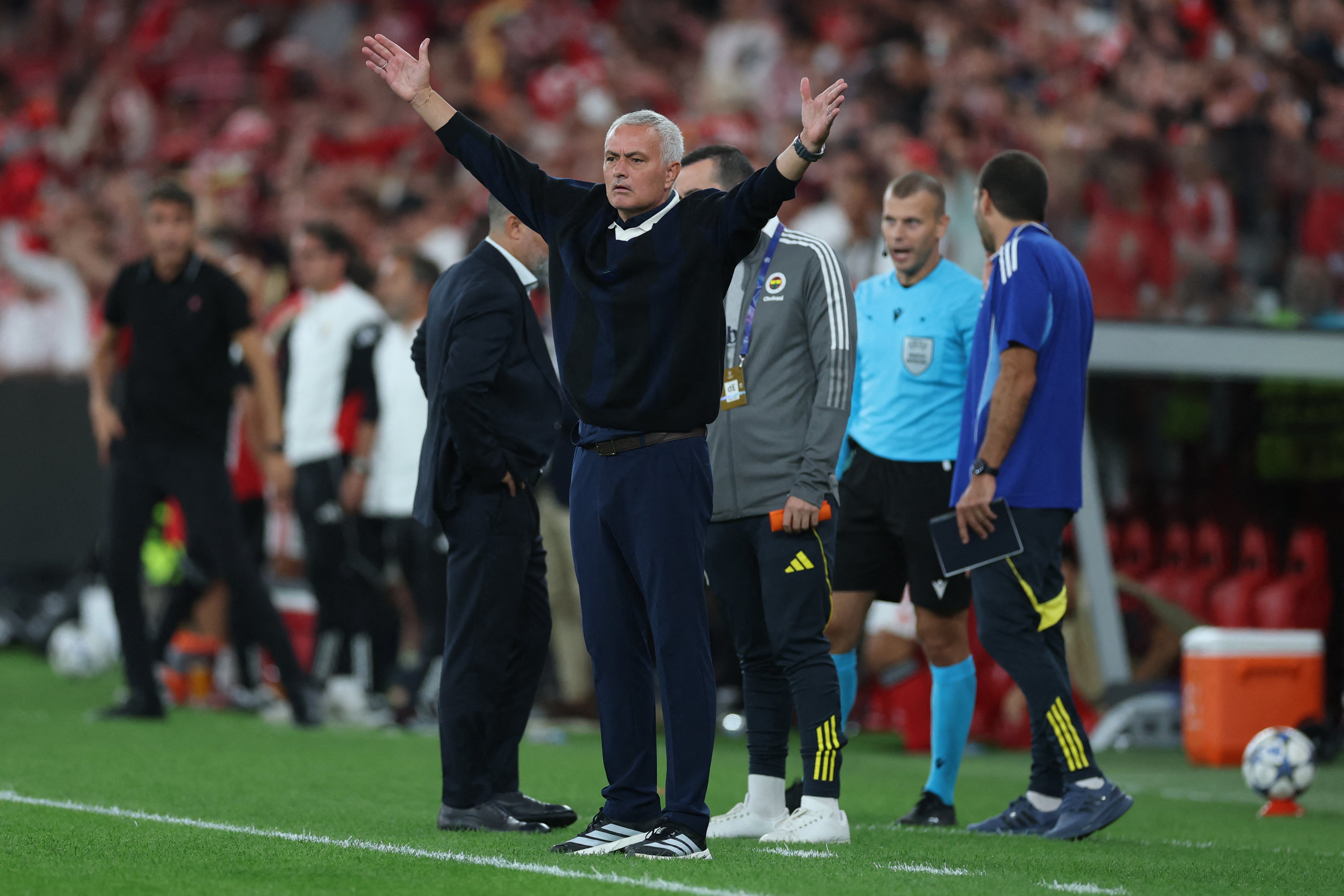 Jose Mourinho foi demitido por Fenerbahce depois de perder um lugar na Liga dos Campeões nesta temporada