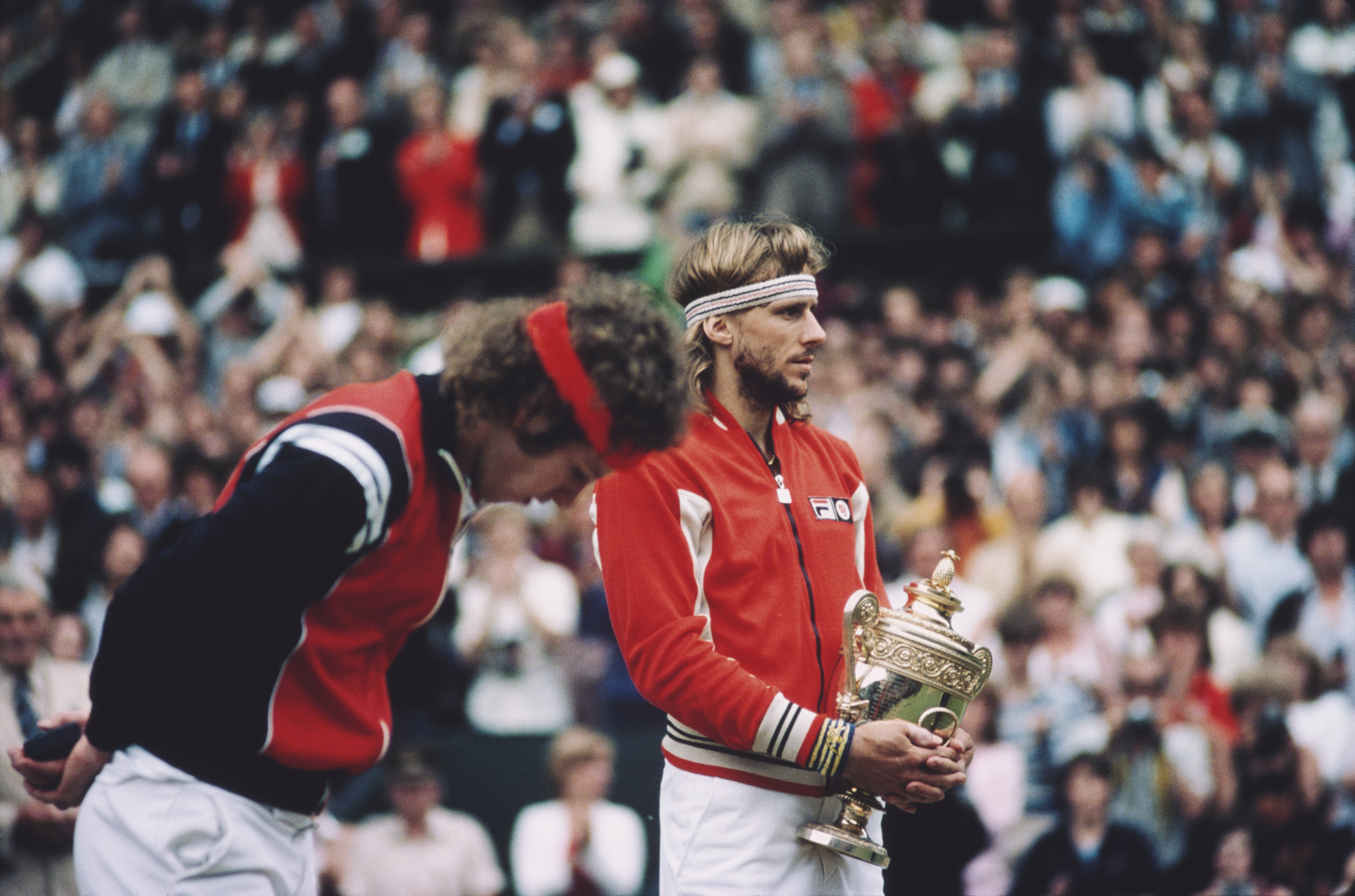 Borg drží trofej po porazení McEnroe vo finále Wimbledon v roku 1980