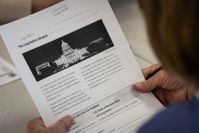 <p>El nuevo examen de ciudadanía recupera una versión de 2020 que contiene preguntas más complejas y respuestas específicas</p>