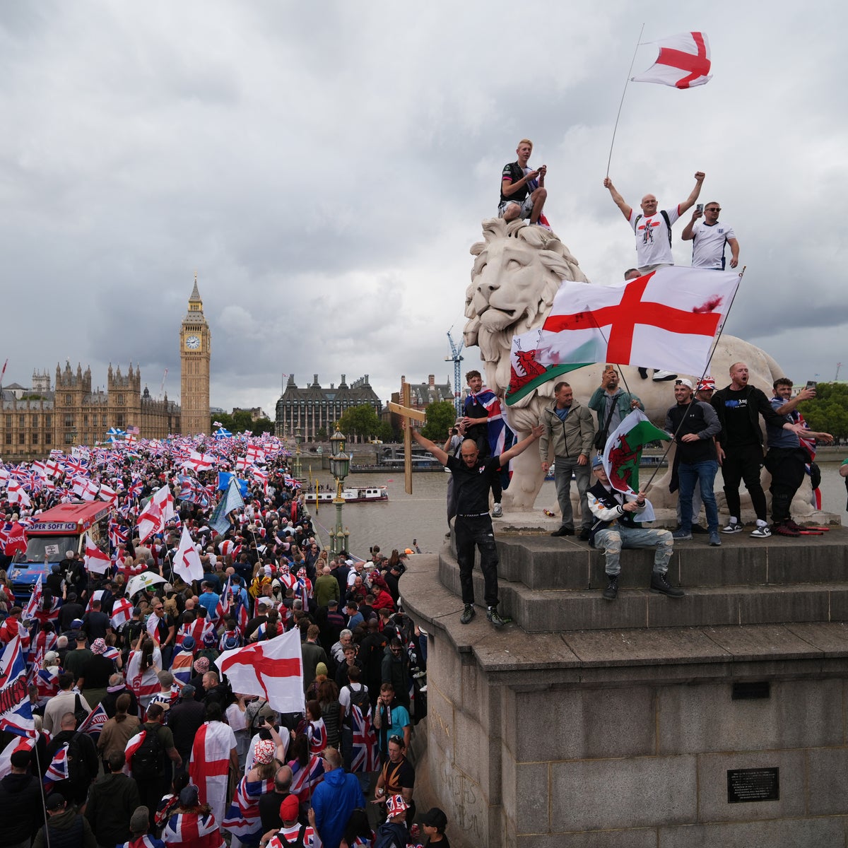 PAPSTAR Papierserviette Rot Holly, (30 St), 3-lagig, 33 Cm X 33 Cm