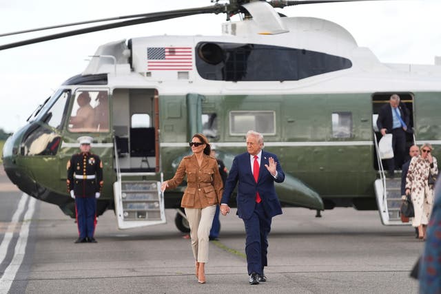 <p>El presidente Donald Trump y la primera dama Melania Trump cambiaron este jueves de helicóptero en el aeropuerto de Stansted</p>