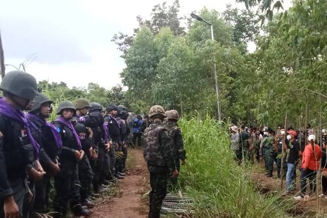 <p>Thai Border Patrol Police (BPP) and police facing Cambodian people in a disputed area along the Cambodia-Thailand border in Sa Kaeo province</p>