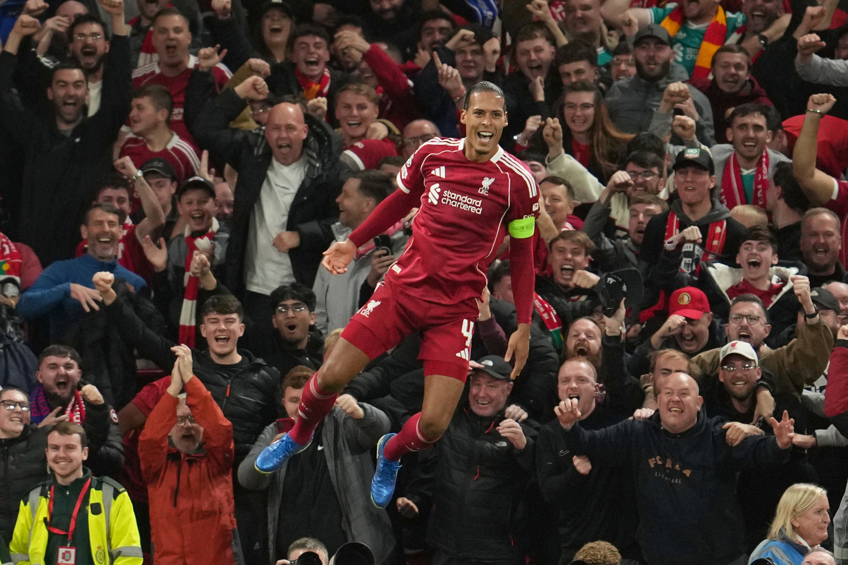 Virgil Van Dijk anotó en el tiempo de detención para asegurar una victoria por 3-2 para Liverpool en la Liga de Campeones