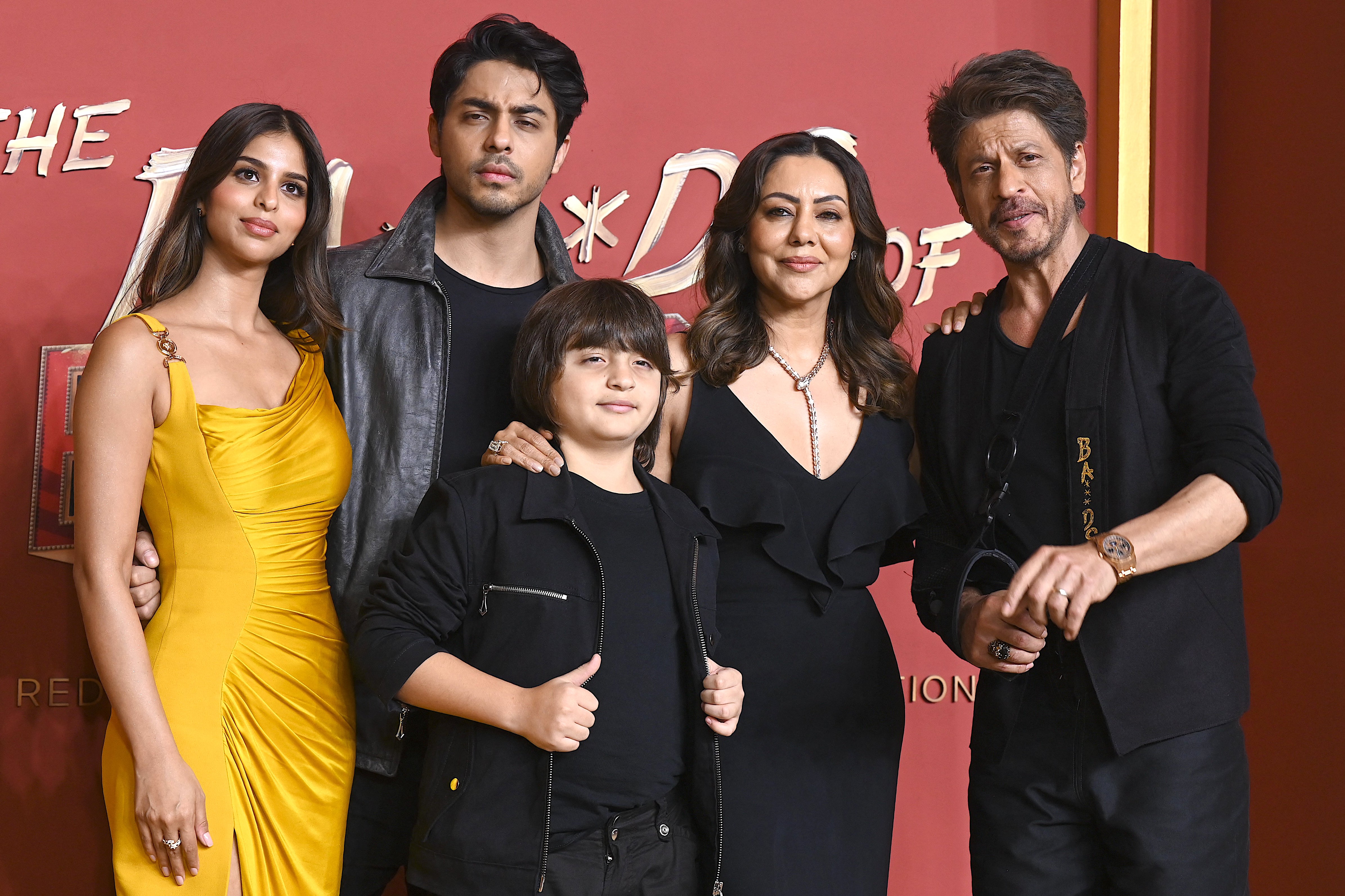 Bolivudas aktieris Šahs Rukhhans (R) pozē kopā ar savu sievu Gauri Khan (producentu) un bērniem Āriju, Abramu un Suhana Khanu Netflix sērijas The Ba *** ds pirmizrādē Bolivudas ba *** ds pirmizrādē