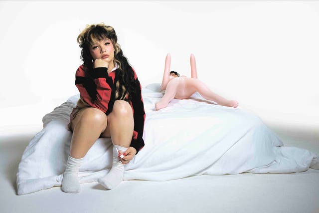 <p>Lola Young continues her ‘messy’ era on new album ‘I’m Only F***ing Myself’</p>