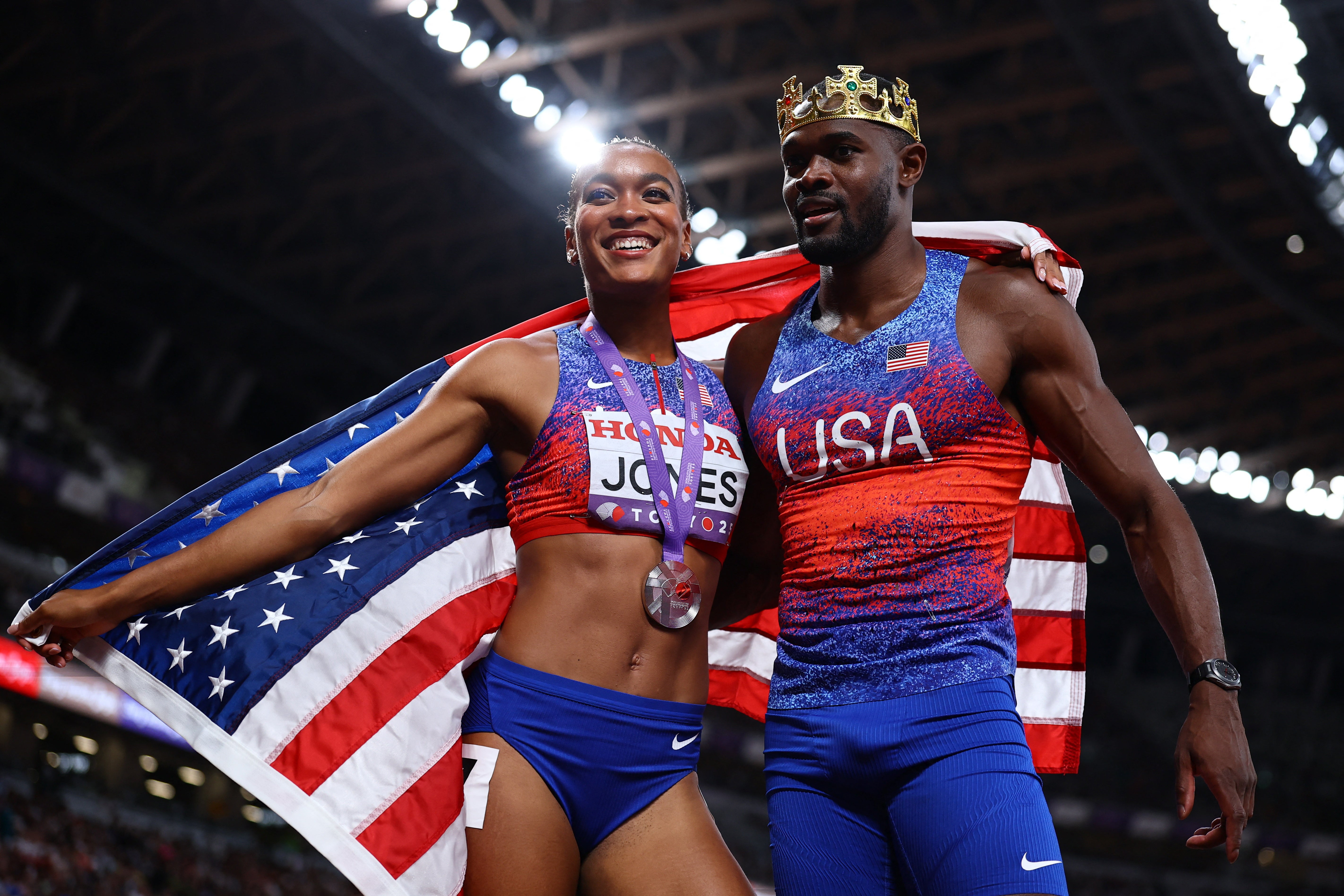 Rai Benjamin celebra con el compañero de equipo de EE. UU. Jasmine Jones