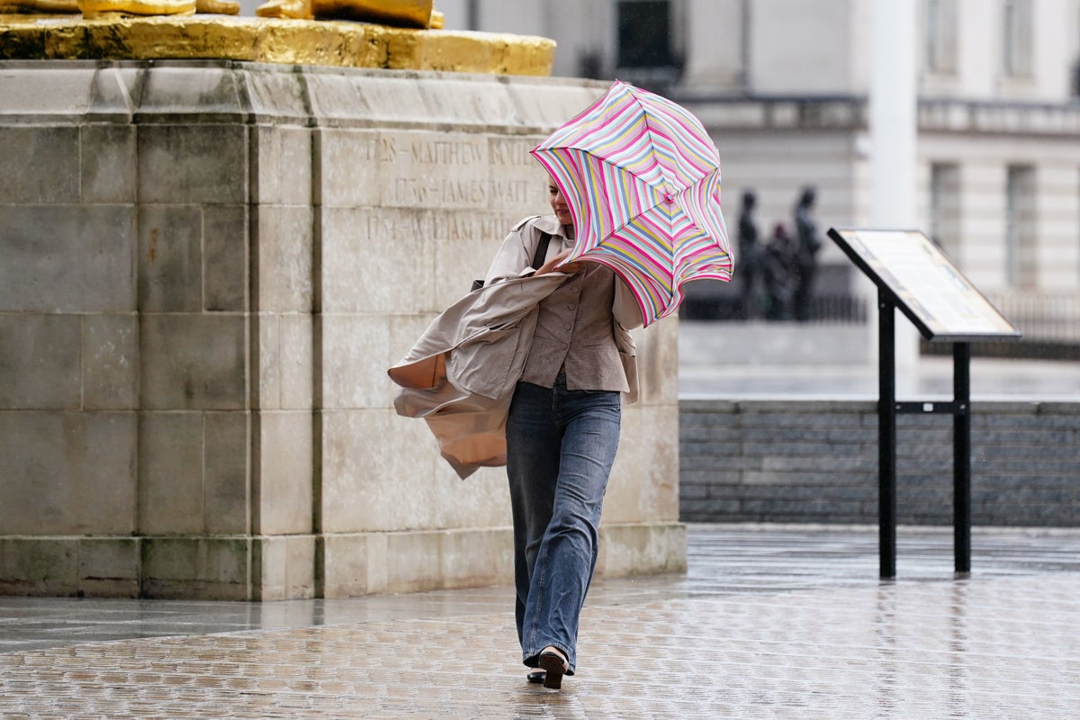 UK faces wet weekend as Met Office issues rain weather warning for Northern Ireland