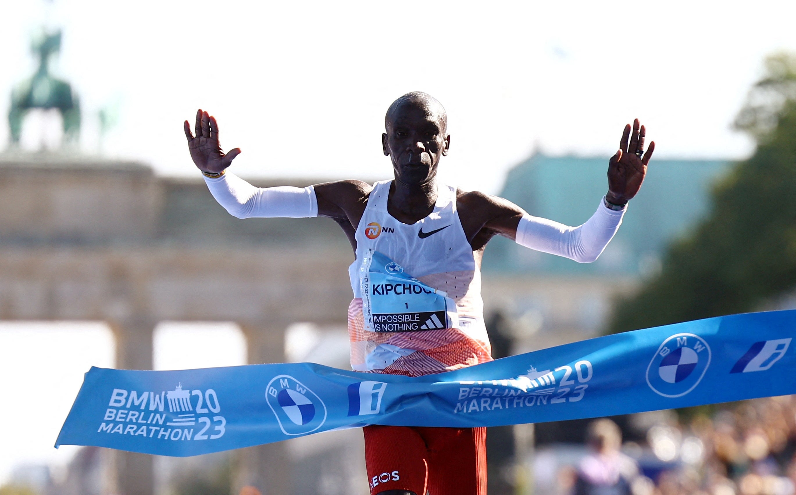 Eliud Kipchoge de Kenia cruza la línea de meta para ganar el Maratón de Berlín 2023