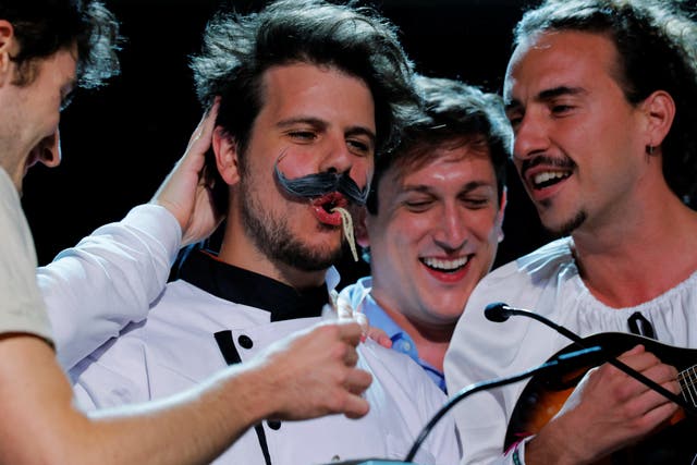 <p>Researchers eat pasta as they accept the Physics Prize for their study to cook pefect Cacio and Pepe Sauce</p>