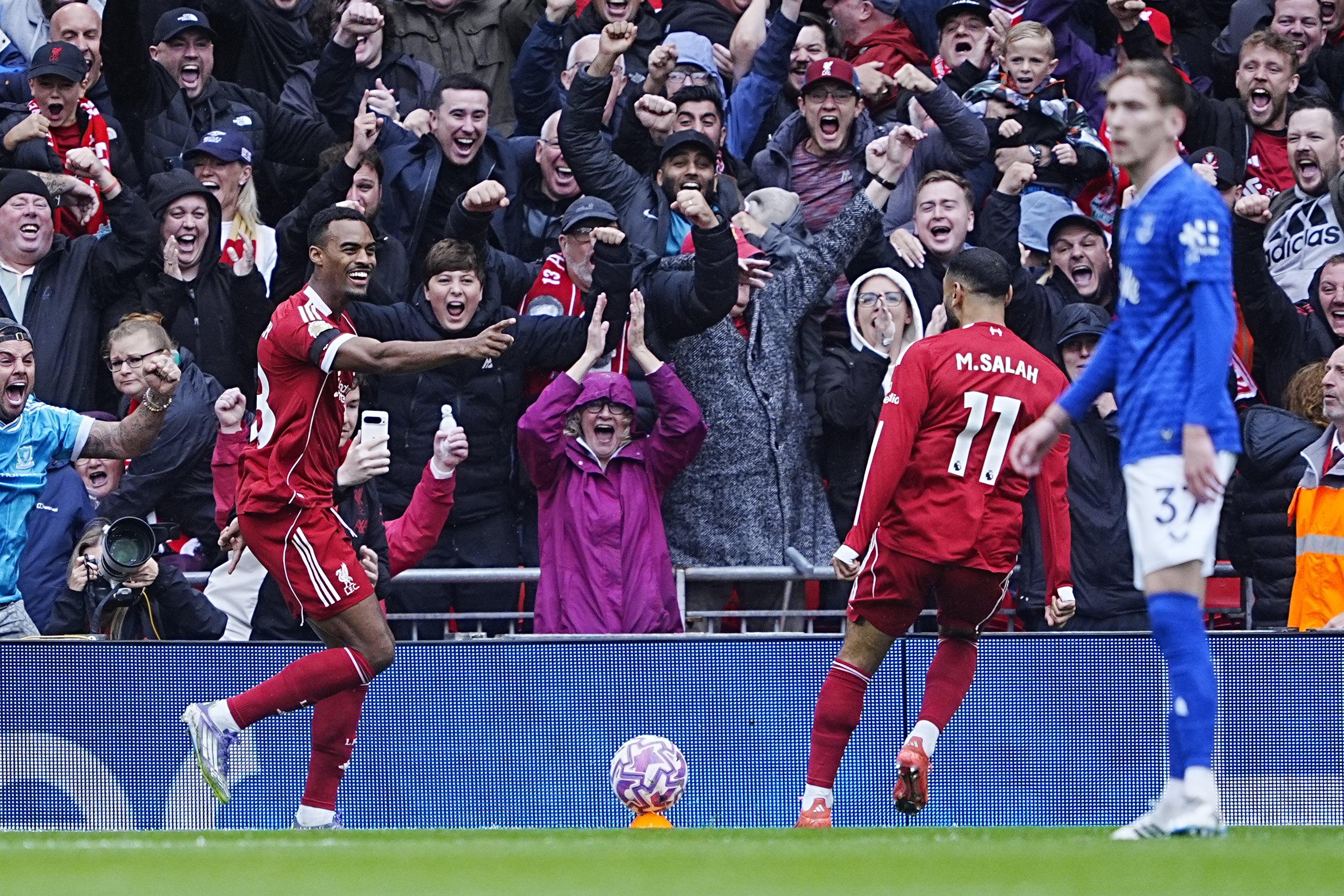 Liverpool le debía su victoria por derby a Ryan Gravenberch (izquierda)