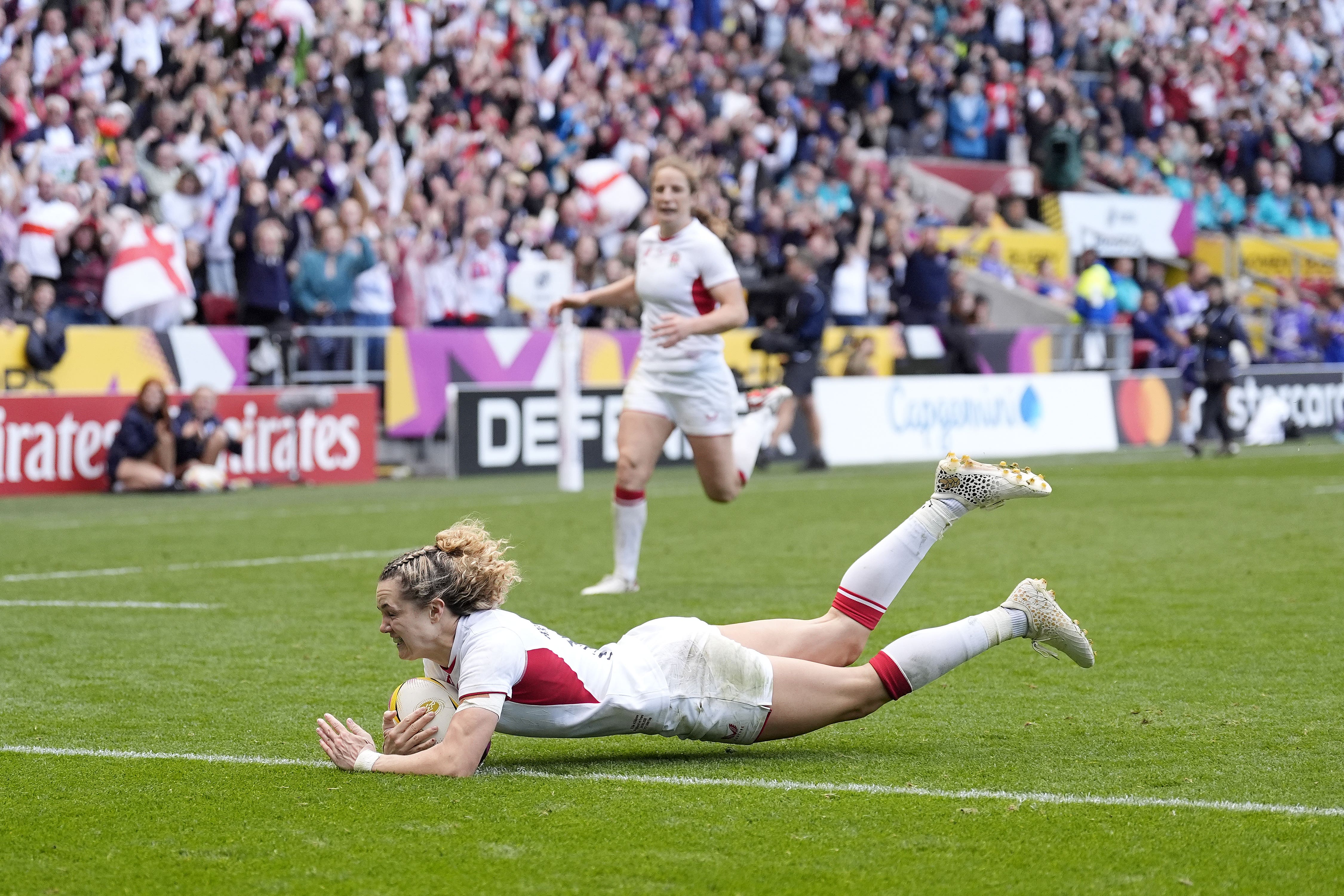 Ellie Kildunne cruzó la línea dos veces en la victoria de Inglaterra