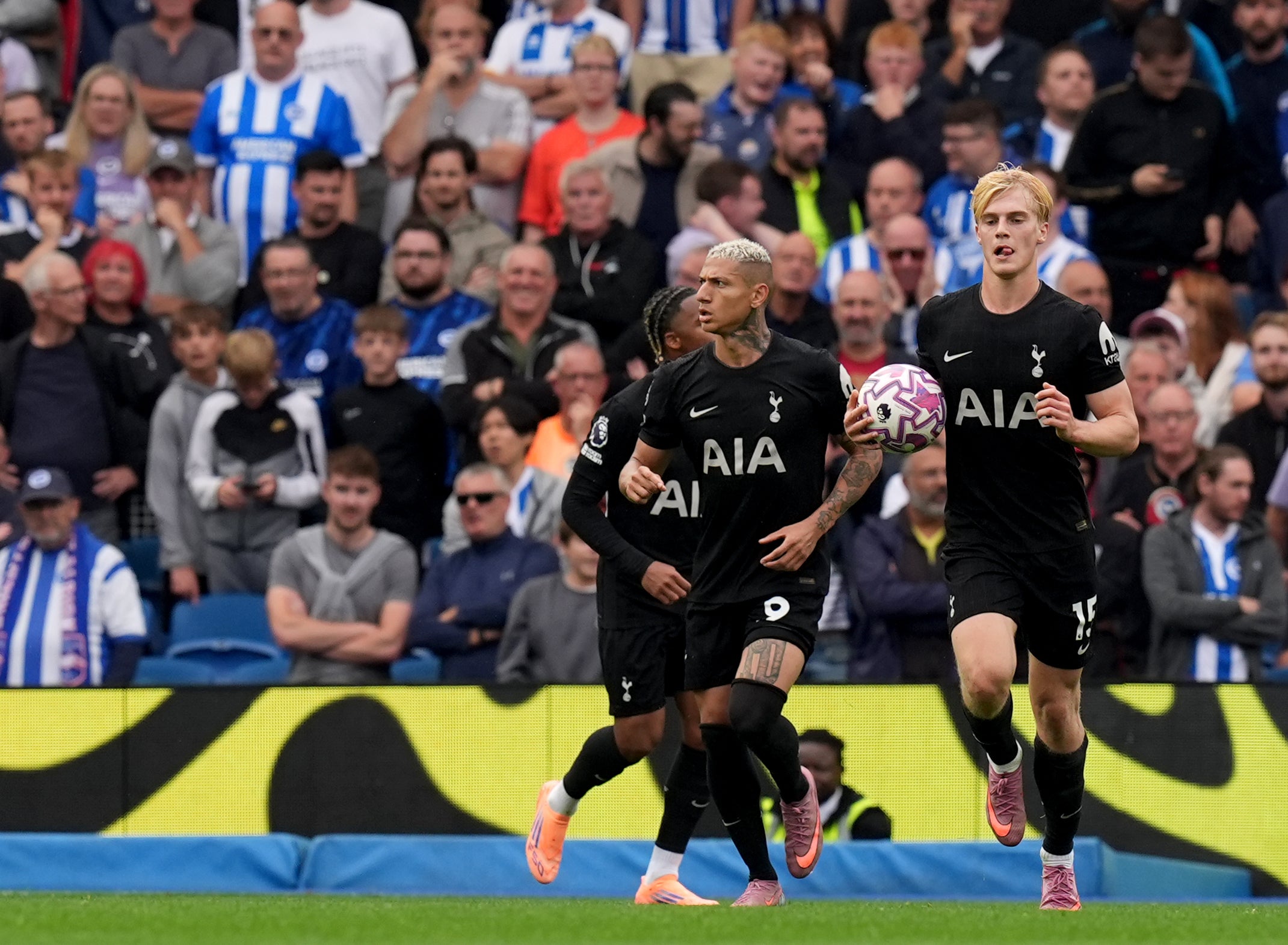 Richarlison (izquierda) de Tottenham Hotspur celebra (Gareth Fuller/PA)