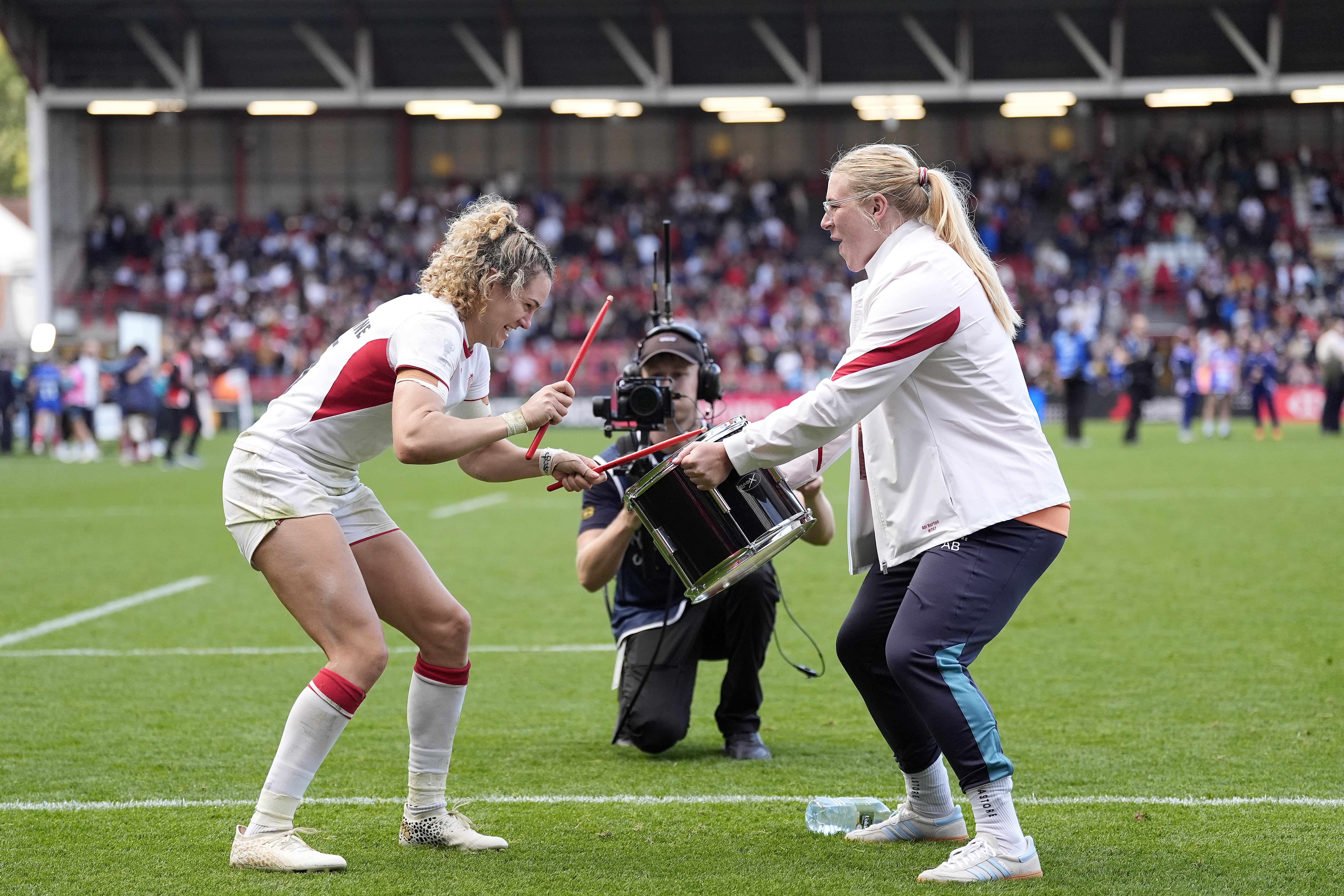 Ellie Kildunne (izquierda) de Inglaterra es una figura popular entre la multitud