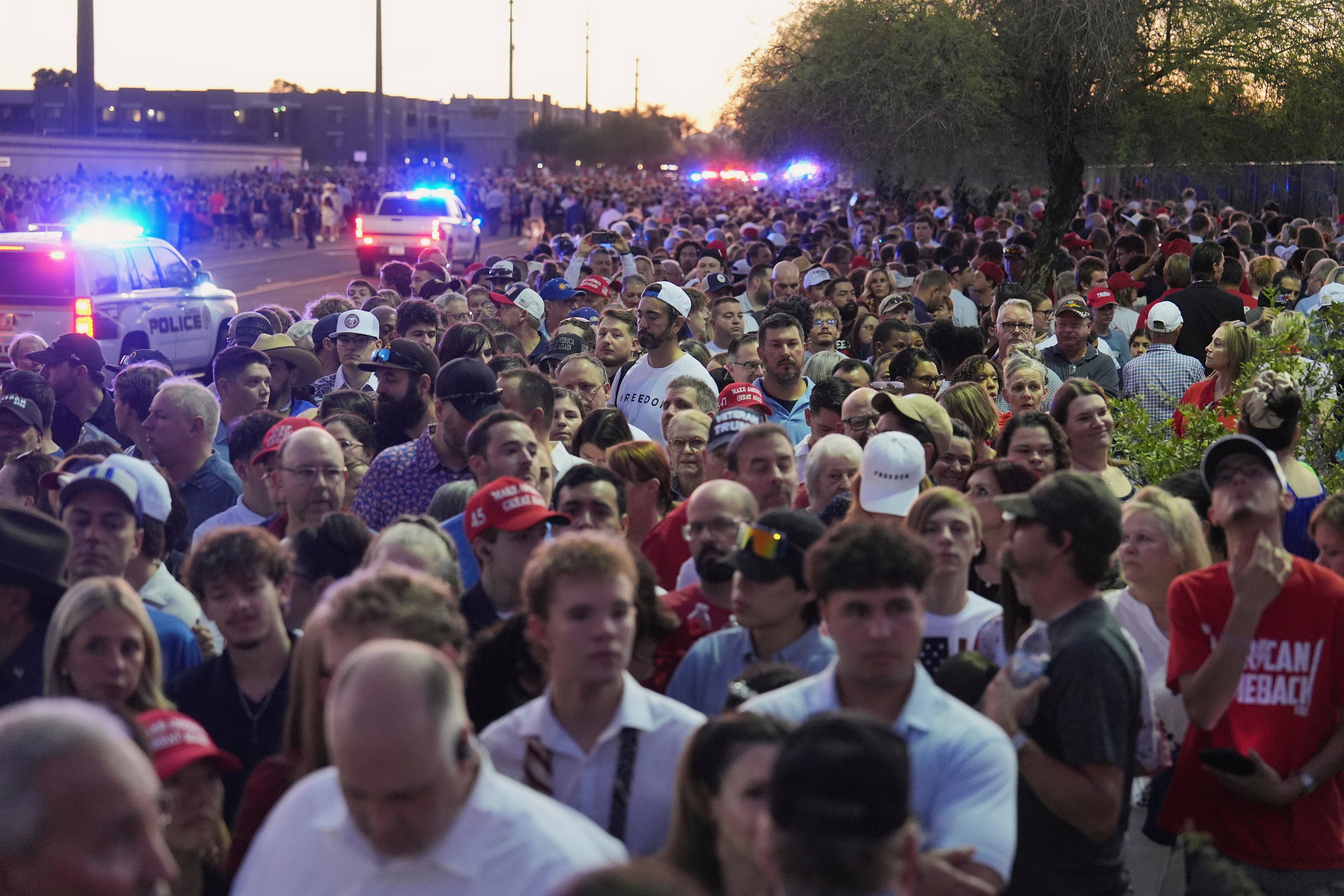 Pessoas esperam na fila diante de um memorial ao ativista conservador Charlie Kirk.