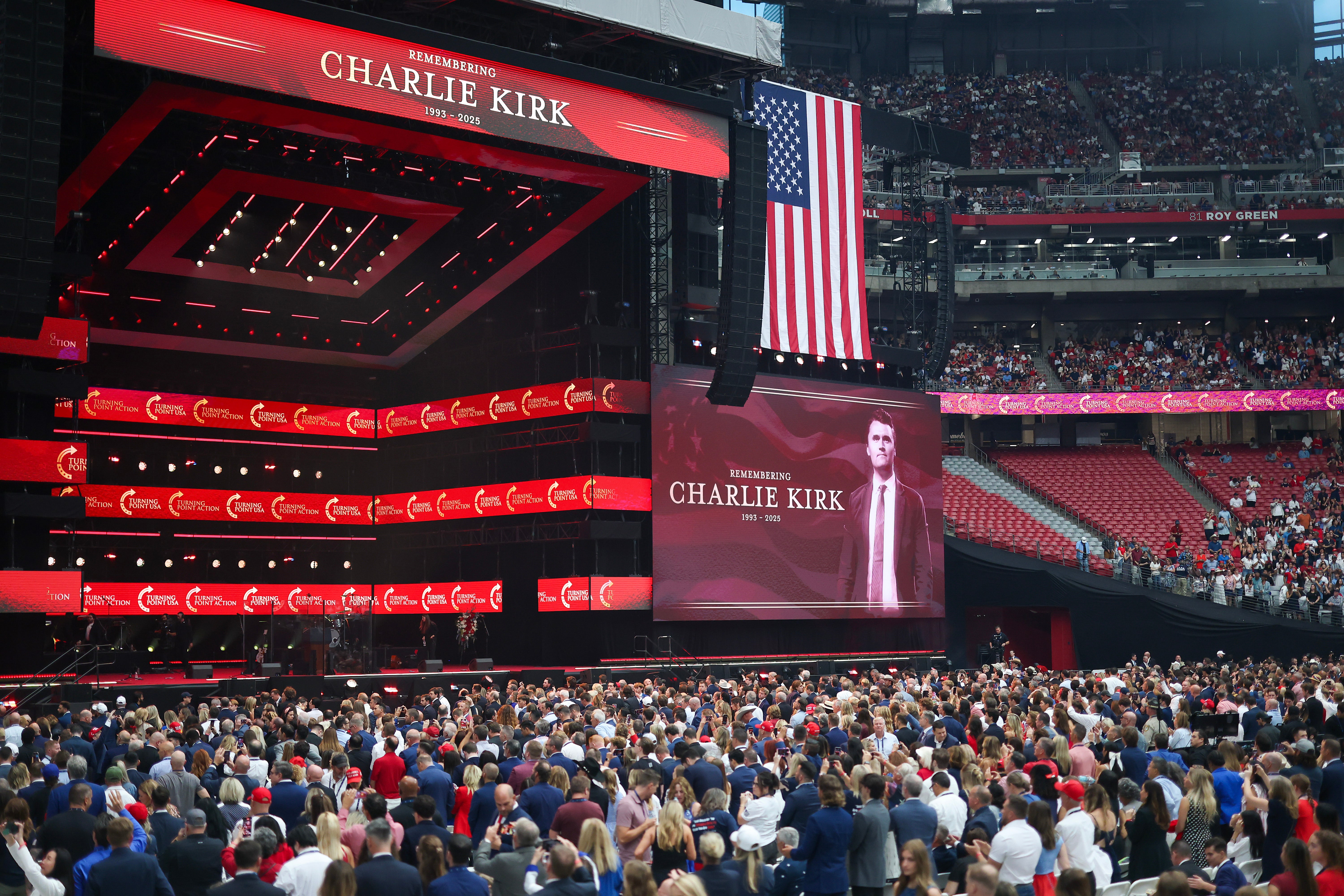 Milhares de pessoas se reuniram no State Farm Stadium para lamentar Charlie Kirk.