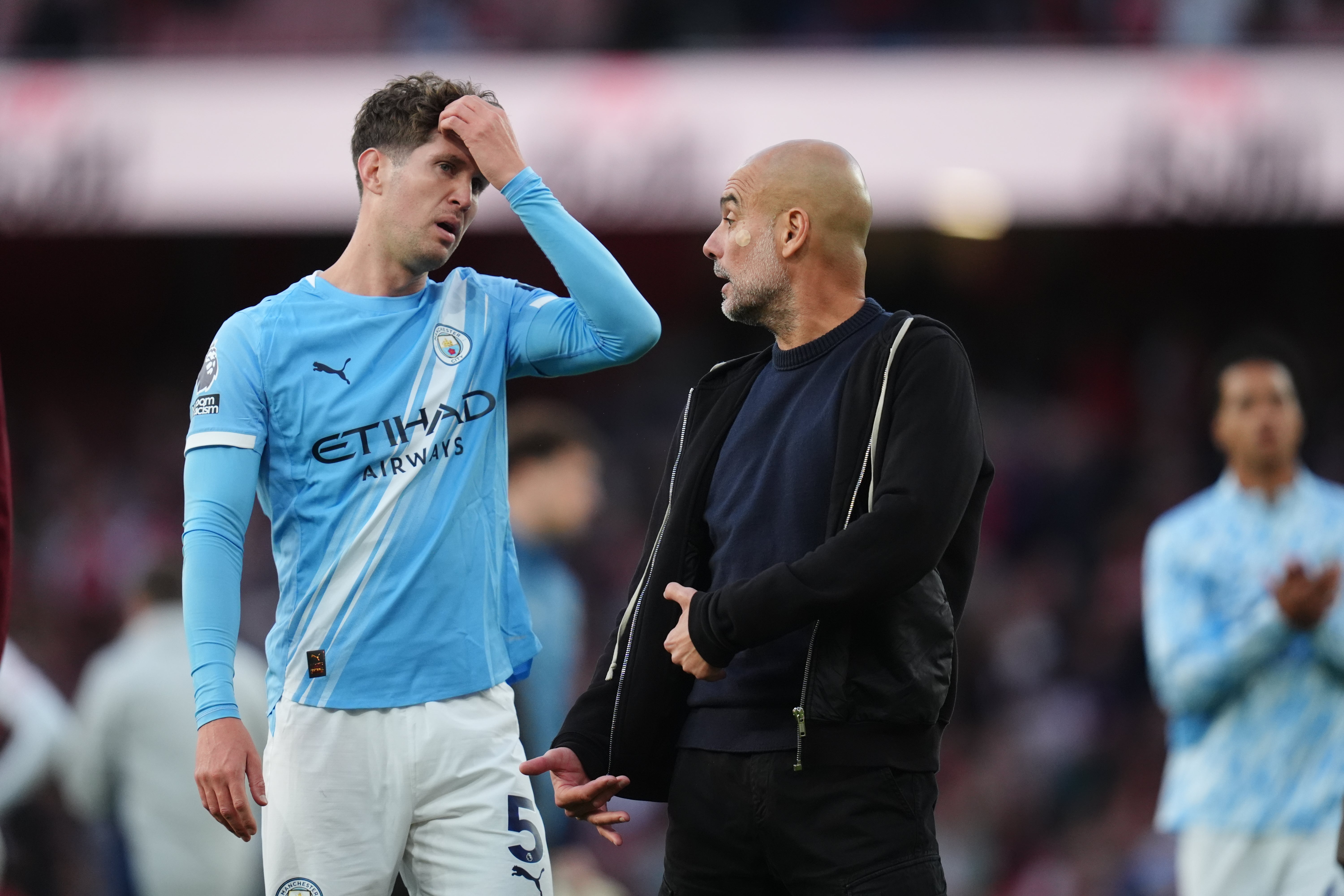 Pep Guardiola em toda a discussão no tempo com John Stones