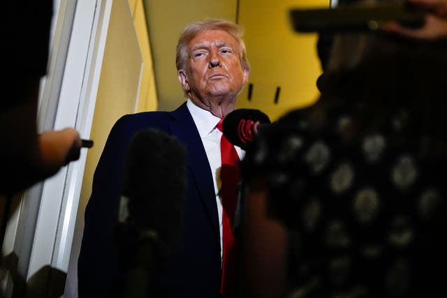 <p>El presidente Donald Trump habló con periodistas a bordo del Air Force One, luego de asistir al funeral del activista conservador Charlie Kirk, en Glendale, Arizona, el domingo 21 de septiembre de 2025</p>