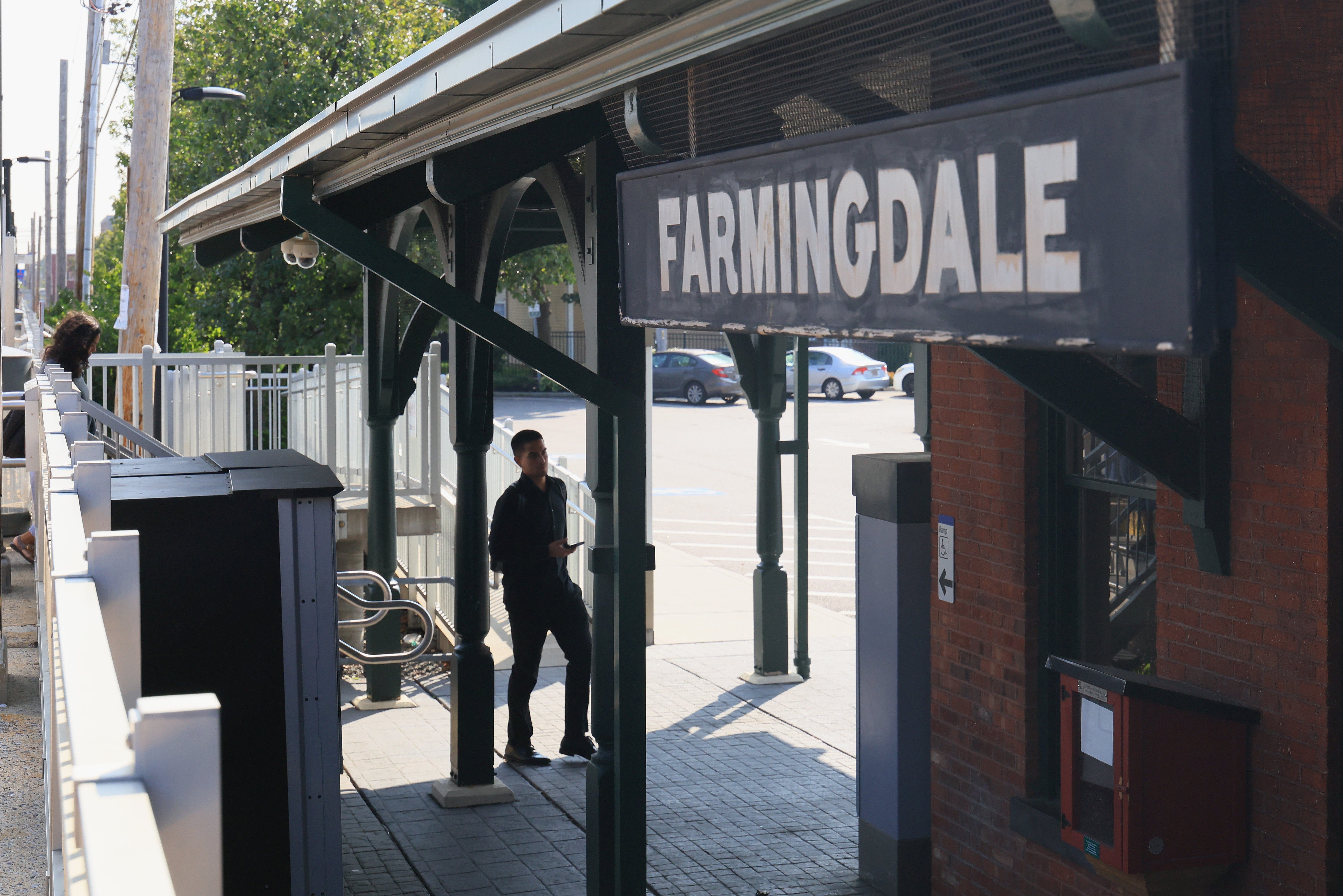 Farmingdale Long Island Railroad station is close to the golf course