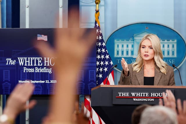<p>La secretaria de prensa de la Casa Blanca, Karoline Leavitt, responde a las preguntas de los periodistas durante una sesión informativa en Washington, D.C., EE. UU., el 22 de septiembre de 2025</p>