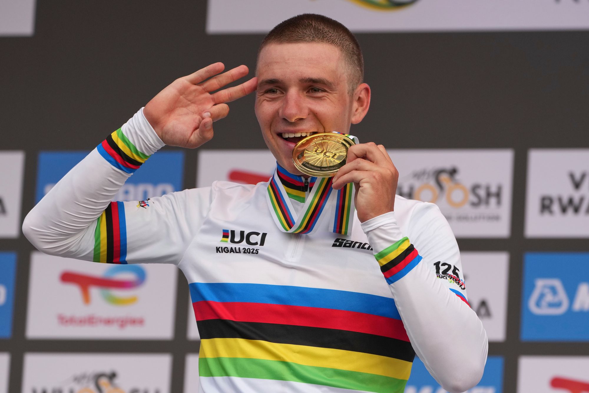 Remco Evenepoel se convirtió solo en el tercer hombre de la historia en ganar tres títulos consecutivos de contrarreloj mundial