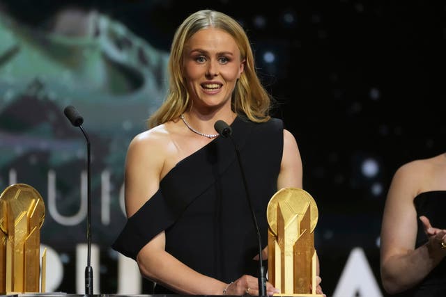 <p>England and Chelsea's Hannah Hampton receives the Yashin Trophy</p>