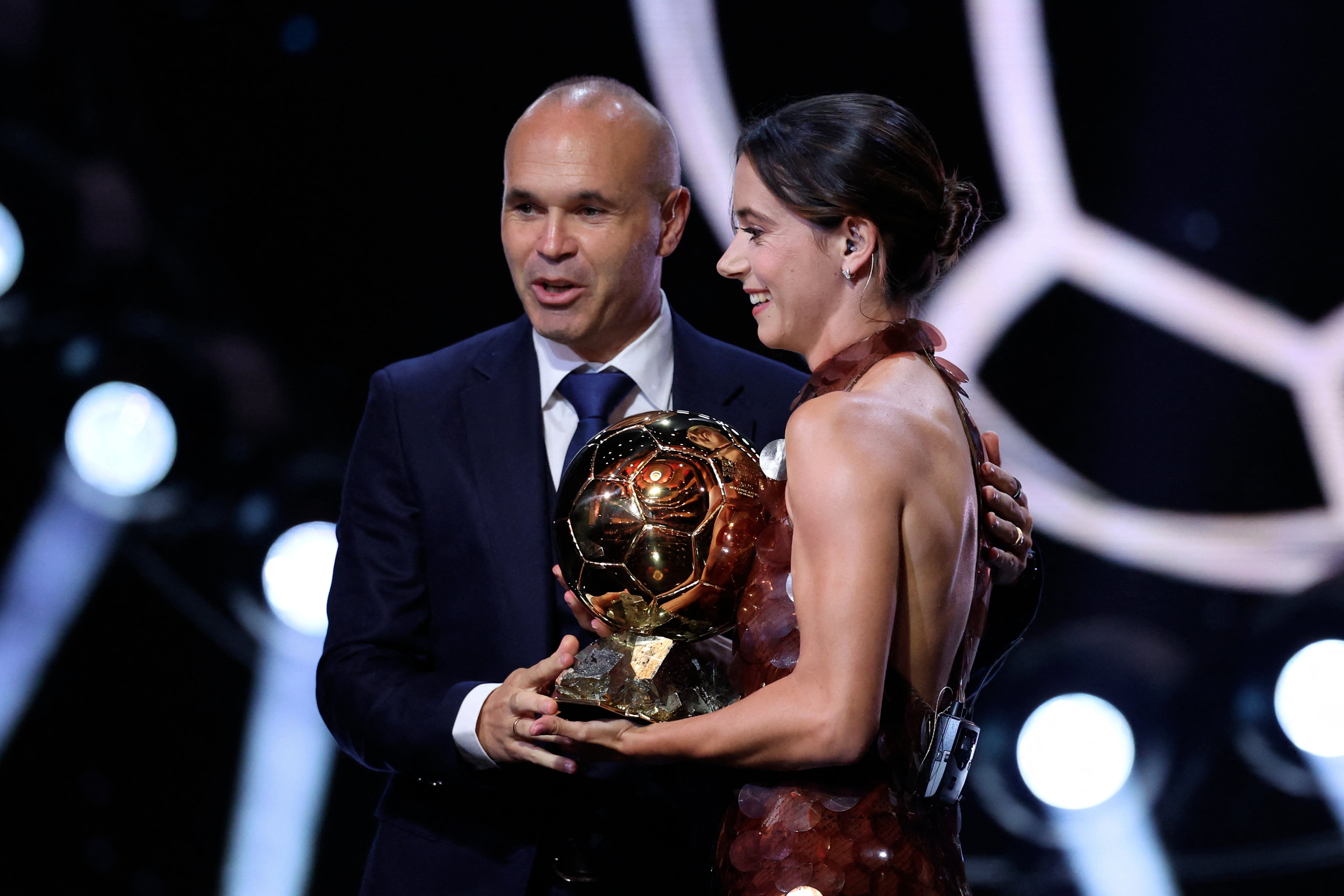 Bonmati recibió el Balón de Oro de uno de sus ídolos en Iniesta