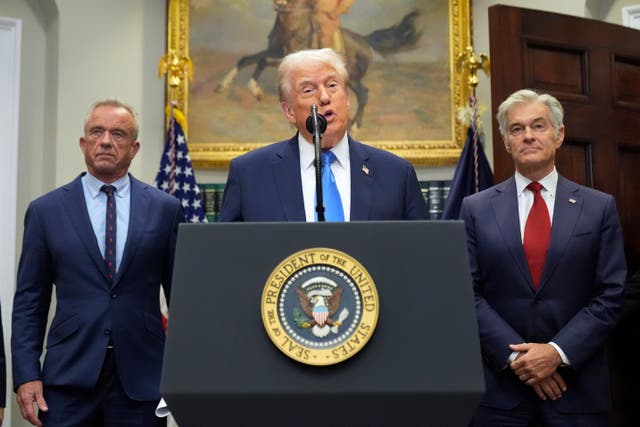 <p>El presidente Donald Trump, el secretario de Salud y Servicios Humanos, Robert F. Kennedy Jr., y el director de los Centros de Servicios de Medicare y Medicaid, Mehmet Oz, durante un anuncio sobre el autismo. </p>