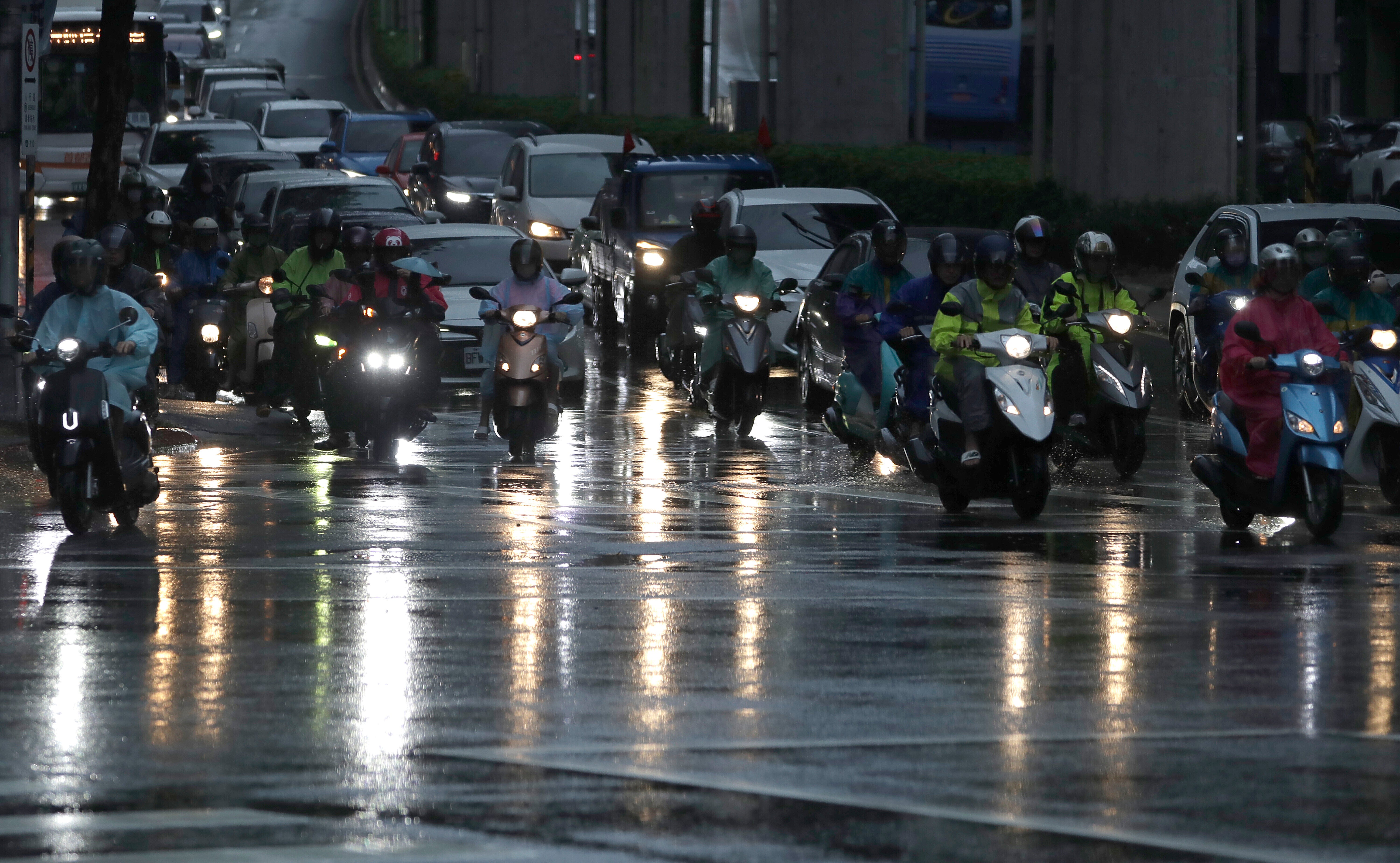 Ragasa brings heavy rain in Taipei, Taiwan