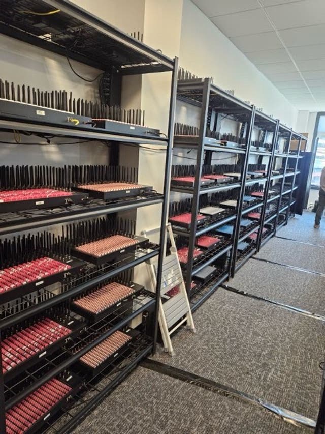 <p>El Servicio Secreto de Estados Unidos informó que descubrió una red de dispositivos electrónicos utilizada para ejecutar múltiples amenazas de telecomunicaciones contra altos funcionarios del gobierno estadounidense</p>