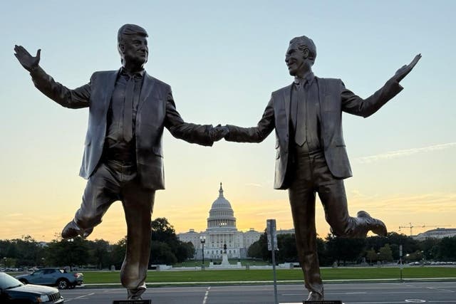 <p>Una estatua de Trump y Epstein tomados de la mano aparece en el National Mall durante el Mes de la Amistad</p>