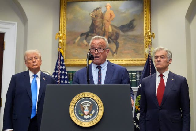 <p>El Dr. Oz, a la derecha, aparece junto a Donald Trump y RFK Jr. mientras Trump ofrecía consejos médicos no calificados a las mujeres desde el podio presidencial el lunes</p>