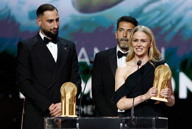 <p>England's goalkeeper Hannah Hampton and Italy's goalkeeper Gianluigi Donnarumma react after they both received the Yashin Trophy for the best goalkeepers during the 2025 Ballon d'Or France Football award ceremony </p>