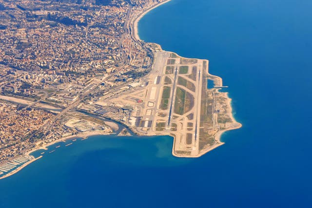 <p>Nice Côte d’Azur airport has two close parallel runways </p>