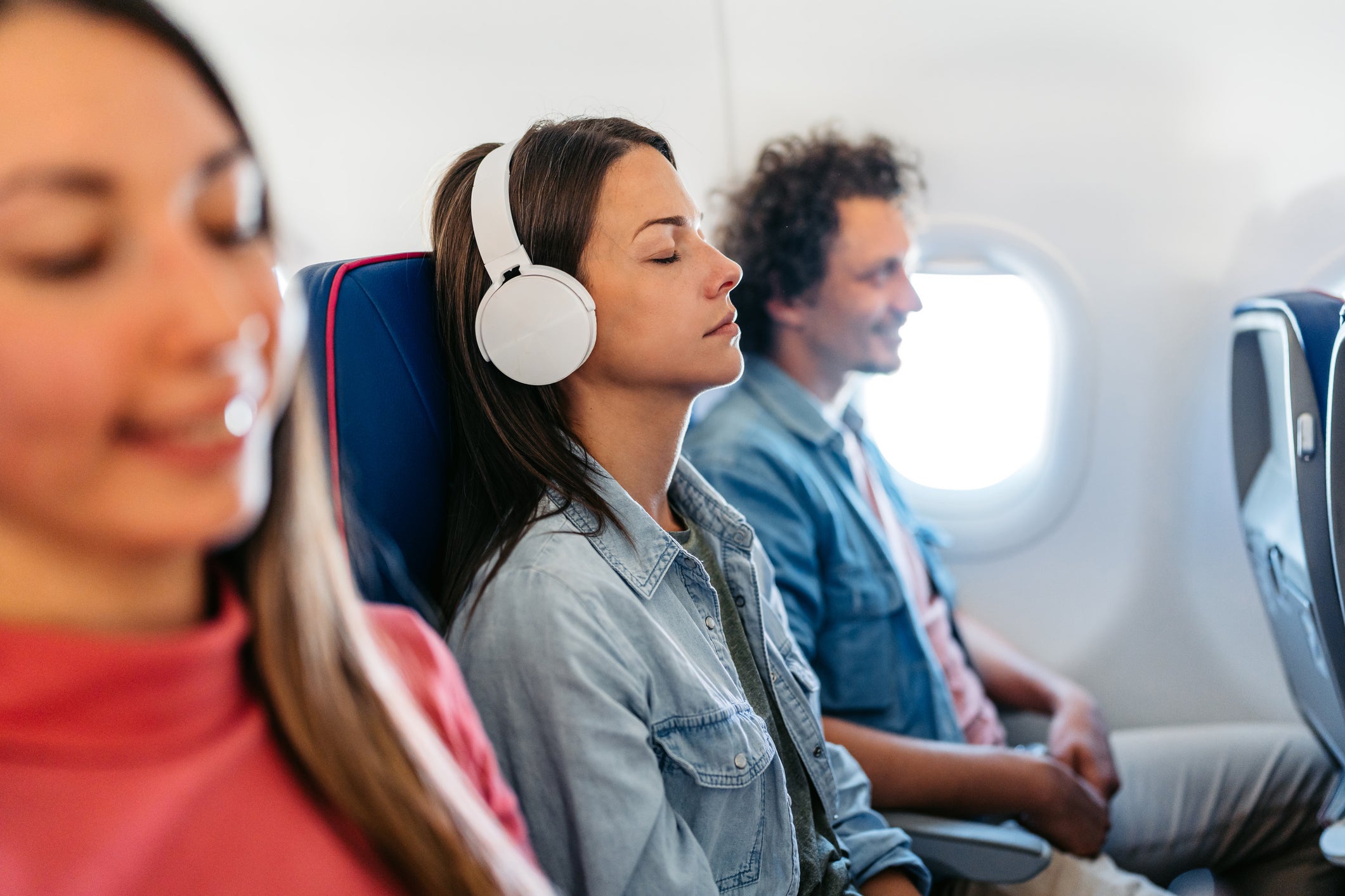 Removing one earphone for a quick conversation is acceptable, according to one etiquette expert