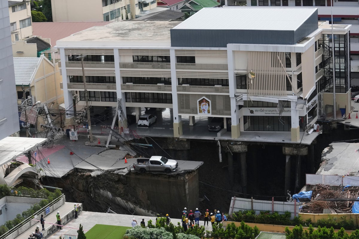 A Bangkok road collapse creates a sinkhole disrupting traffic and prompting evacuations
