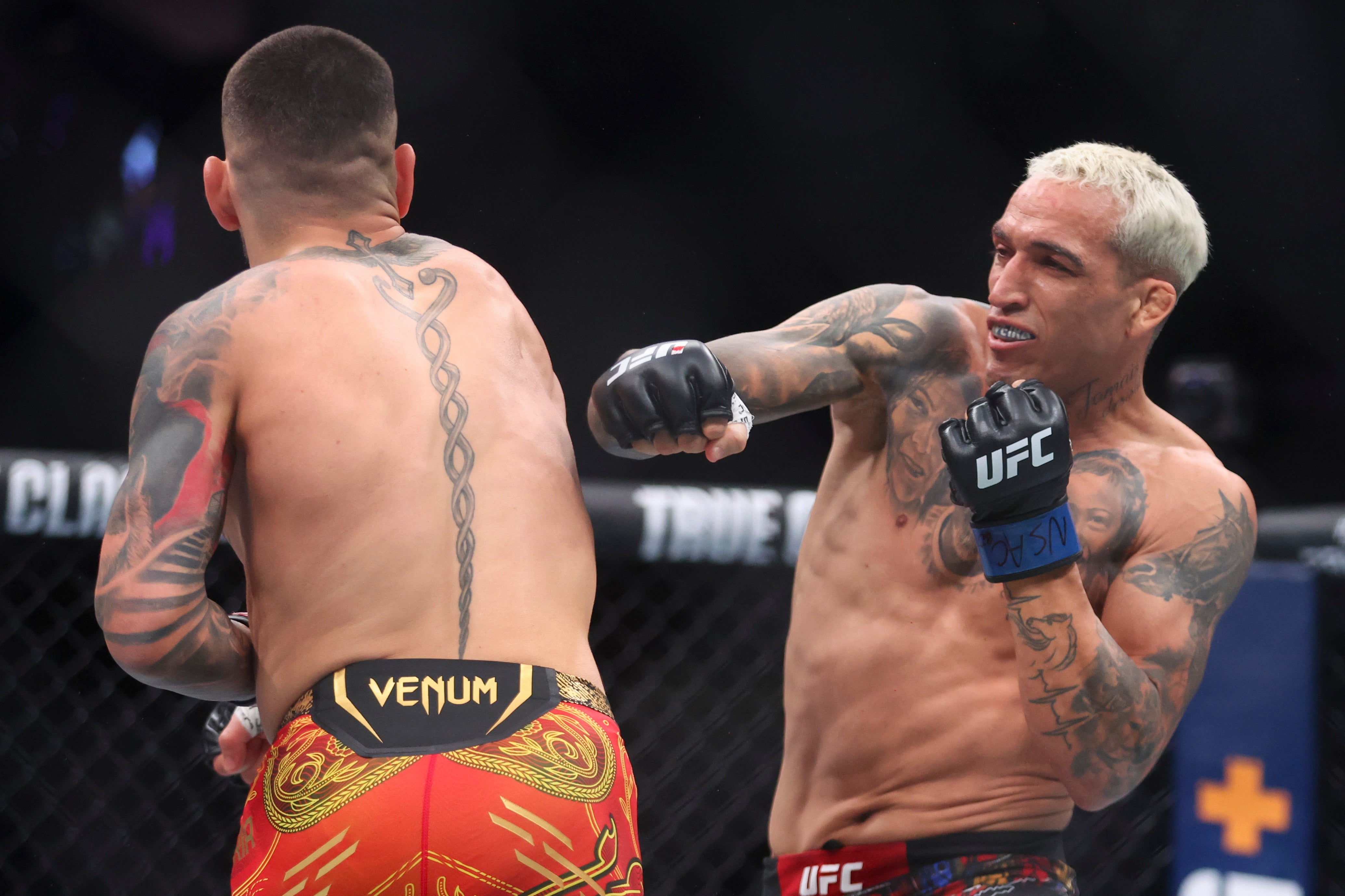 Charles Oliveira (derecha) Durante su pelea más reciente, una derrota nocaut para Ilia Topuria