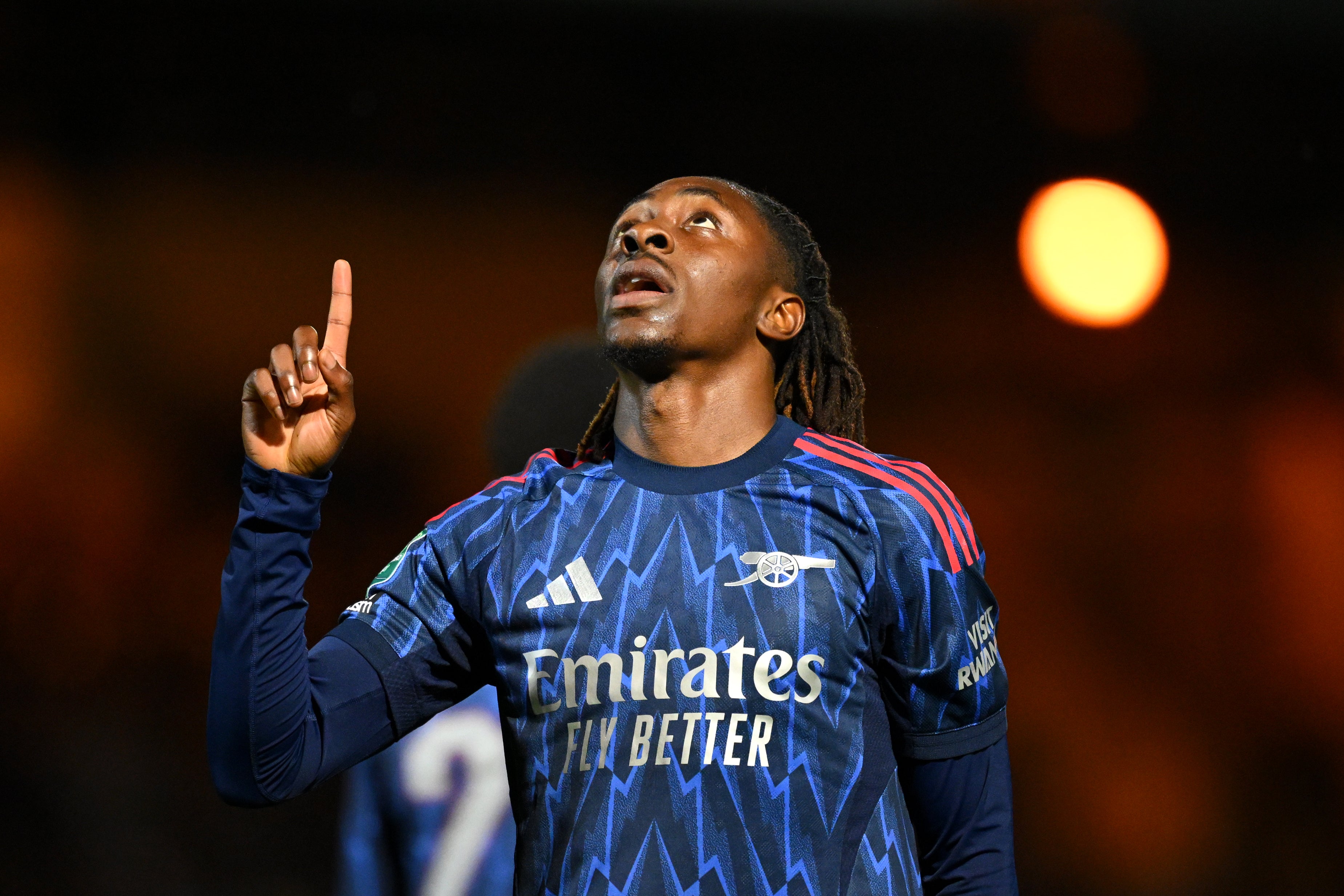 Eberechi Eze anotó su primer gol para el Arsenal cuando derrotaron a Port Vale en la tercera ronda de la Copa Carabao