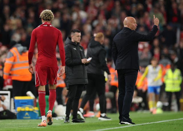 <p>Liverpool's Hugo Ekitike walks past manager Arne Slot after being sent off </p>