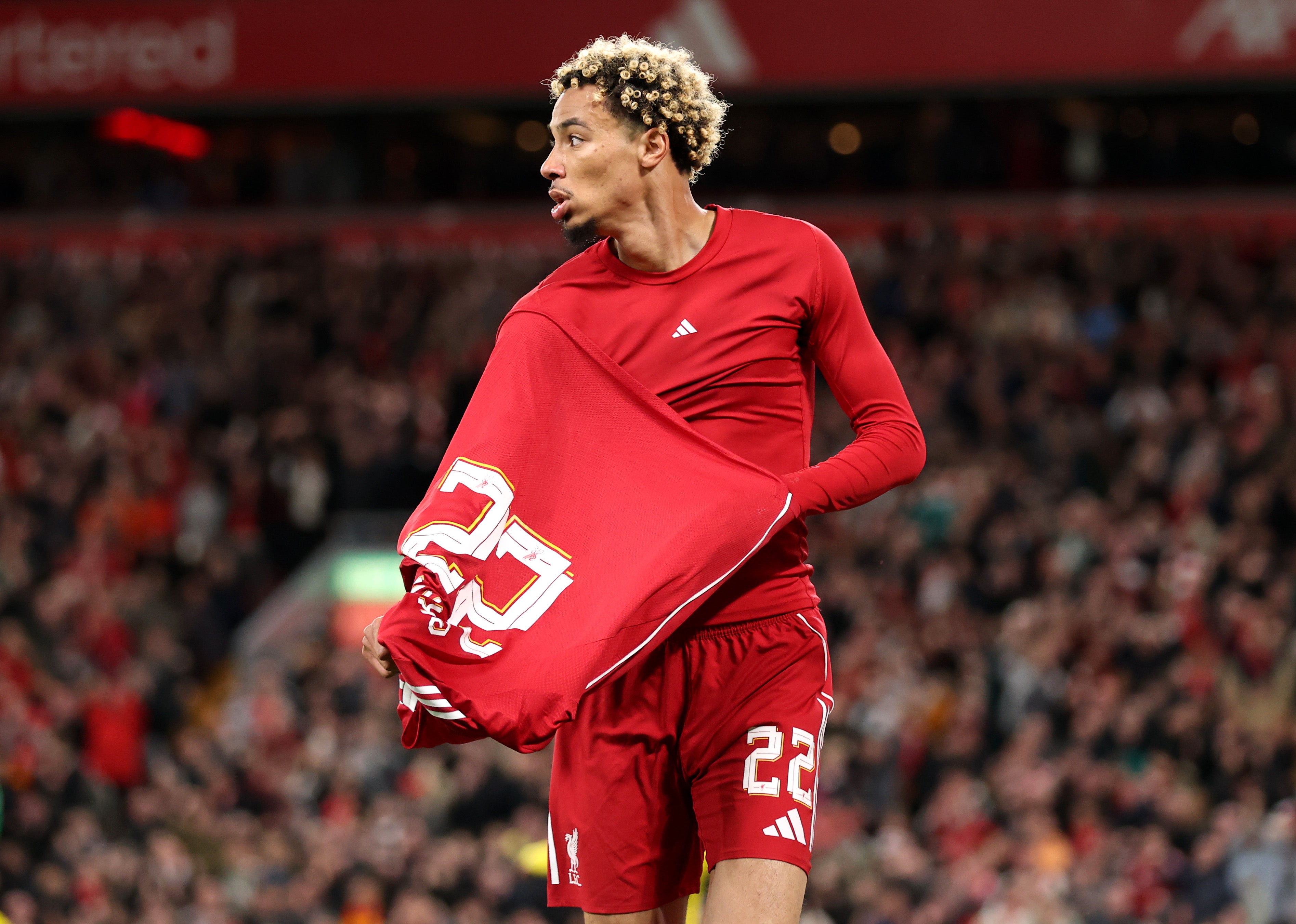 Slot odstráni svoju košeľu po tom, čo zaznamenal víťaz Liverpoolu, napriek tomu, že je na rezervácii