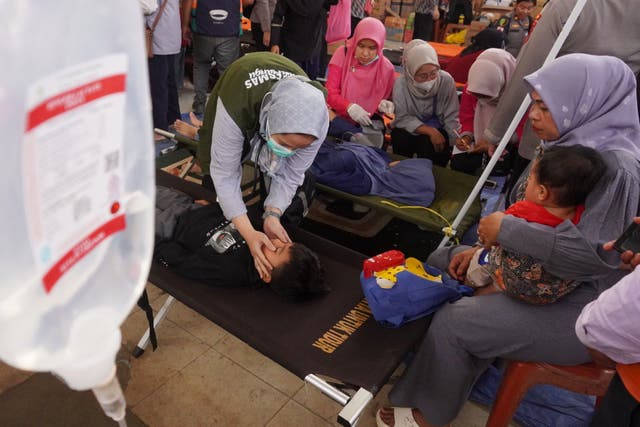 <p>Health workers examine children who fell ill from food poisoning, at Cililin Hospital in West Bandung, Indonesia, Thursday, 25 September 2025</p>