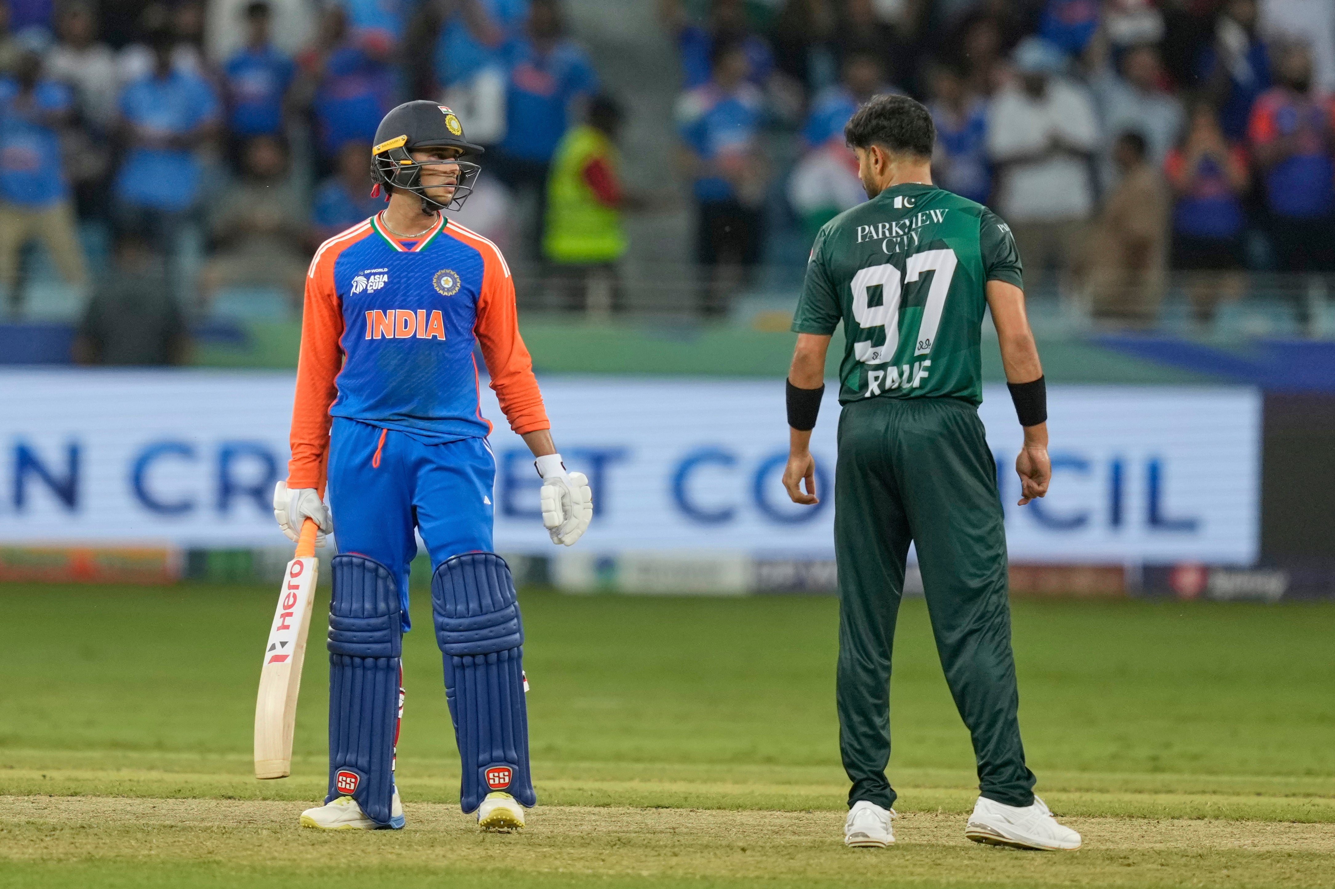 Abhishek Sharma da Índia conversou com Haris Rauf, no Paquistão, durante a partida de críquete da Copa da Ásia entre a Índia e o Paquistão no Estádio Internacional de Críquete de Dubai, Emirados Árabes Unidos, domingo, 21 de setembro de 2025.
