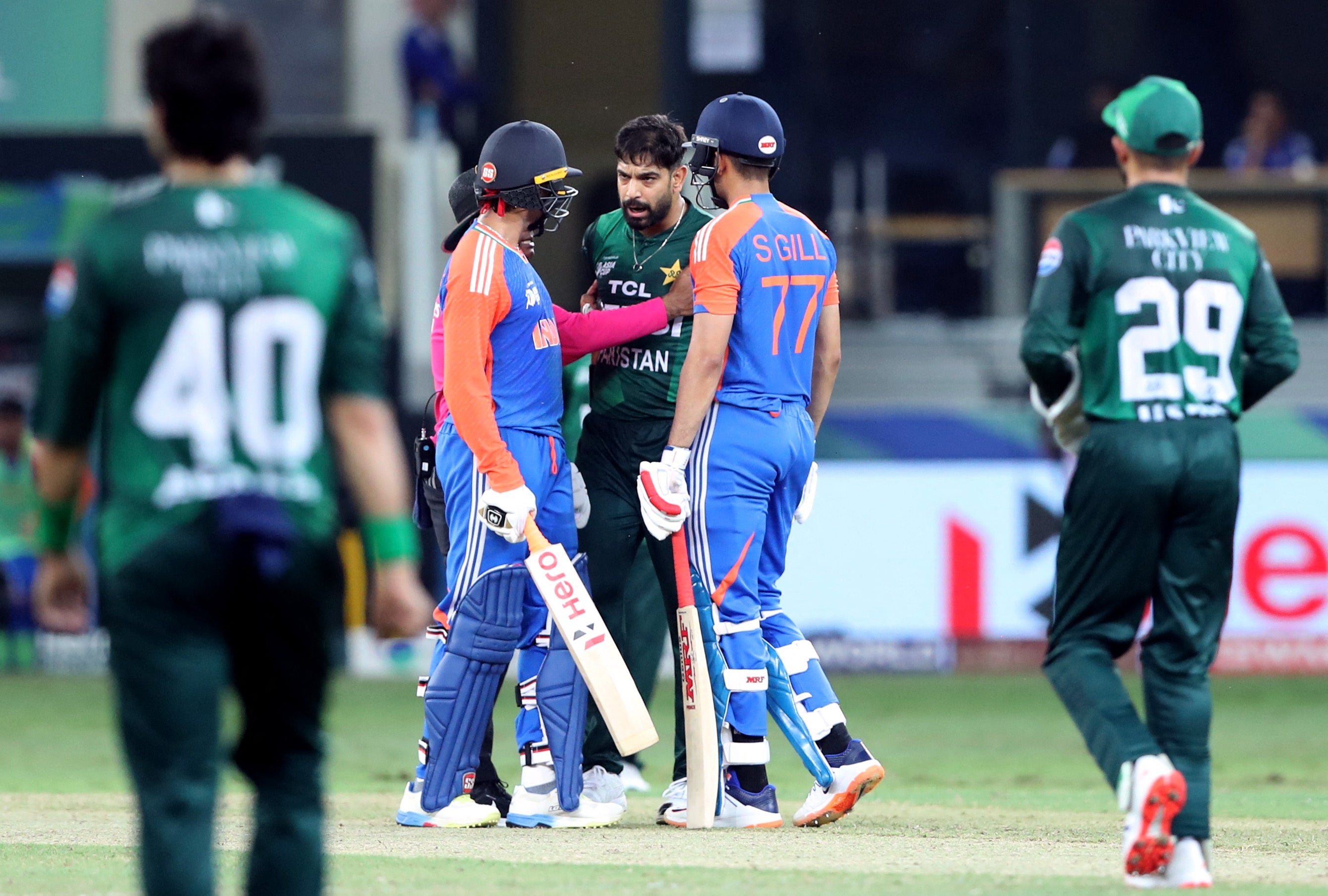 Shubman Gill e Abhishek Sharma, da Índia, lutaram com Haris Rauf, do Paquistão, em 21 de setembro de 2025, estádio internacional de críquete, Dubai, Emirados Árabes Unidos.